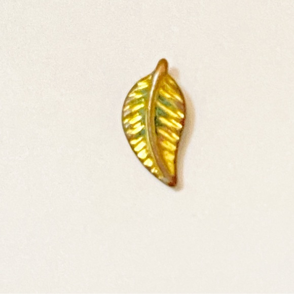 Vintage Earrings - Small leaf bronzy gold minimal - Picture 5 of 8